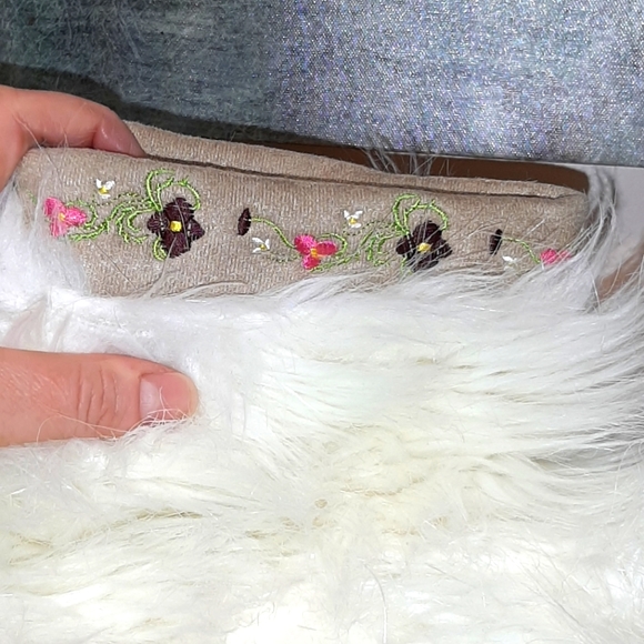 Y2K Plush Slippers with Pom Pom Laces - Picture 7 of 8